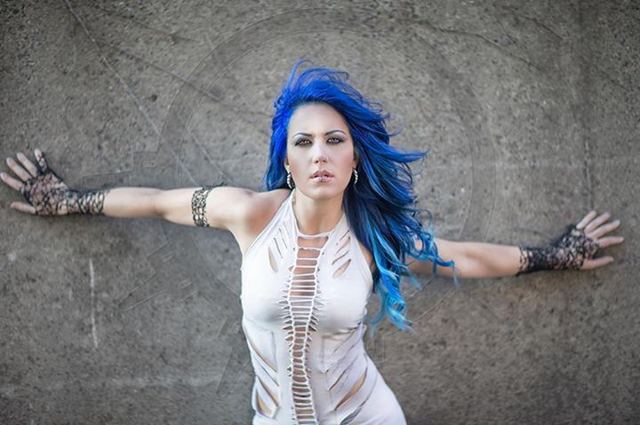 Alissa White-Gluz (Arch Enemy): ”Mi se pare absurd sa definesti o categorie de muzica ‘metal cu voce feminina'”
